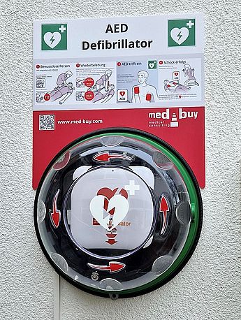 AED im beleuchteten Wandkasten mit Anleitung