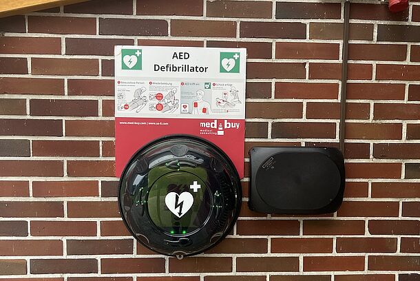 AED im beleuchteten Wandkasten